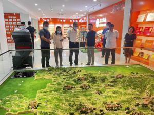 洛阳市市委常委、宣传部长王飞莅临洛阳星空官方网页版调研